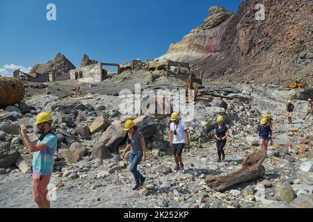 White Island, Nouvelle-Zélande - Circa 2016: Paysage volcanique de White Island, groupe touristique marchant dans des masques à gaz pour voir le cratère sur un volcan organisé Banque D'Images