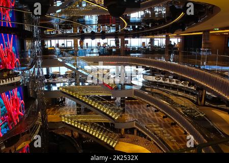 Miami, Etats-Unis - 29 avril 2022: Intérieur de l'atrium dans le nouveau navire de croisière ou nouveau navire amiral de MSC Seashore, le plus grand navire de croisière construit en Italie. Banque D'Images