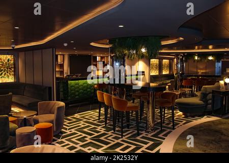 Miami, Etats-Unis - 29 avril 2022: Intérieur du bar dans le nouveau navire de croisière ou nouveau navire amiral de MSC Seashore, le plus grand navire de croisière construit en Italie. Banque D'Images