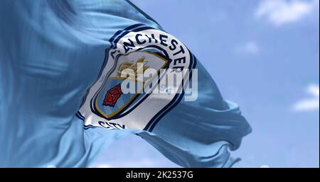 Manchester, Royaume-Uni, 2022 mai : le drapeau du Manchester City football Club agité dans le vent par temps clair. Manchester F.C. est un club de football professionnel Banque D'Images