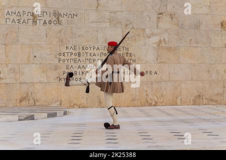 ATHÈNES, GRÈCE - MAI 06 2022: Gardes cérémoniels présidentiels - Evzones à la tombe du Soldat inconnu devant le Parlement grec, Athènes, GR Banque D'Images