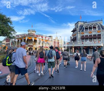 Lac de baie, FL Etats-Unis - 14 septembre 2022: Vue sur le bord de la route des touristes marchant dans la rue principale Etats-Unis au parc du Royaume magique avec design d'automne Banque D'Images