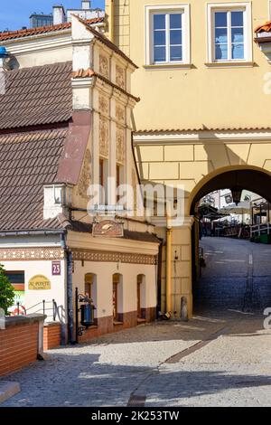 Lublin, Pologne - 24 mai 2022 : maisons de tenement colorées et porte de Grodzka, vestiges des murs défensifs. Il a également été appelé la porte juive parce que moi Banque D'Images