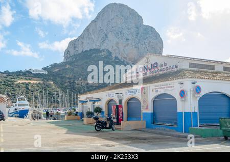 CALPE, ESPAGNE - 26 JANVIER 2022 : vue sur le port de pêche de Calpe, avec le Peñon de Ifach en arrière-plan, province d'Alicante, Communauté Valencienne, Banque D'Images