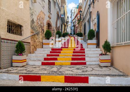 CALPE, ESPAGNE - 26 JANVIER 2022 : drapeau espagnol sur les escaliers dans la ville méditerranéenne de Calpe, Communauté Valencienne, Espagne Banque D'Images