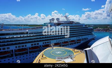 Cozumel, Mexique - 04 mai 2022: Ligne de croisière de carnaval, Carnaval de Valor ancré dans le port de Cozumel. Banque D'Images