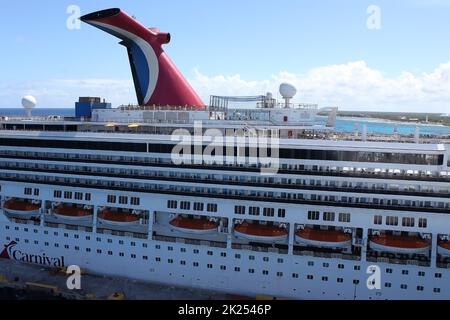 Cozumel, Mexique - 04 mai 2022: Ligne de croisière de carnaval, Carnaval de Valor ancré dans le port de Cozumel. Banque D'Images