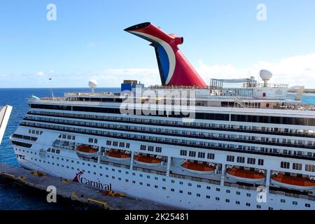 Cozumel, Mexique - 04 mai 2022: Ligne de croisière de carnaval, Carnaval de Valor ancré dans le port de Cozumel. Banque D'Images
