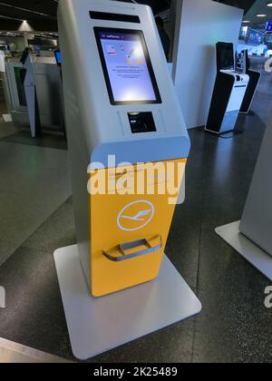 Francfort-sur-le-main, Allemagne - 21 avril 2022 : enregistrement en libre-service à l'aéroport. Banque D'Images