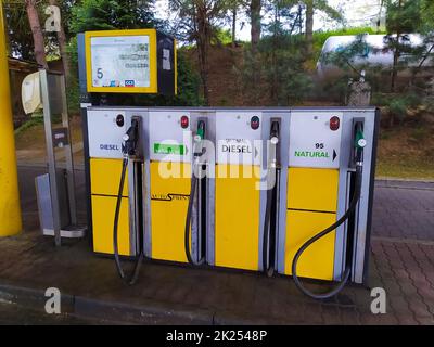 Wroclaw, Pologne - 18 avril 2022 : machines de remplissage d'essence dans les stations-service Banque D'Images