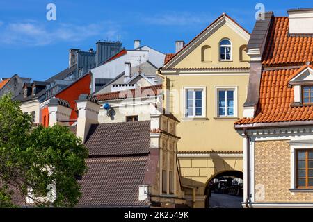 Lublin, Pologne - 24 mai 2022 : maisons de tenement colorées et porte de Grodzka, vestiges des murs défensifs. Il a également été appelé la porte juive parce que moi Banque D'Images