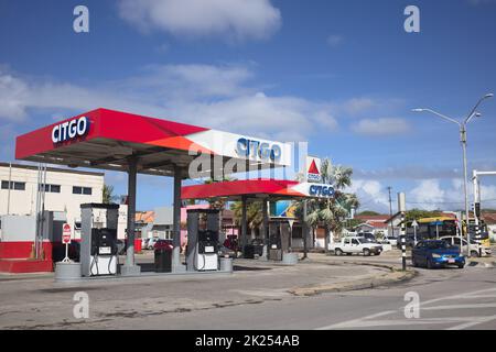 ORANJESTAD, ARUBA - 4 DÉCEMBRE 2021 : station-service Citgo Caya Grandi à l'angle de Caya G. F. Betico Croes et Adriaan Lace Boulevard à Oranjestad Banque D'Images