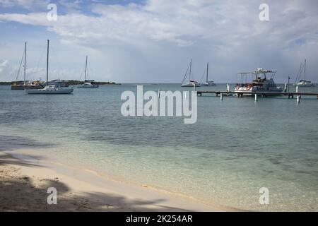 ORANJESTAD, ARUBA - 4 DÉCEMBRE 2021 : catamarans et bateaux à moteur locaux et de croisière ancrant à Surfside Beach à Oranjestad, dans les Caraïbes Banque D'Images