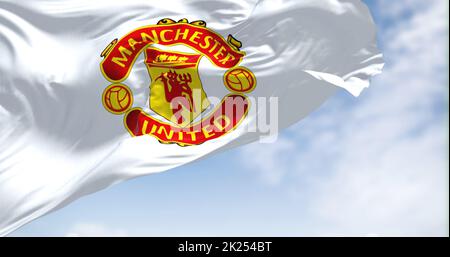 Manchester, Royaume-Uni, 2022 mai : le drapeau de Manchester United agite dans le vent par temps clair. Manchester United est un club de football professionnel basé à Banque D'Images