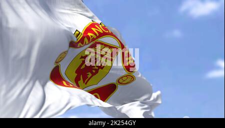 Manchester, Royaume-Uni, 2022 mai : le drapeau de Manchester United agite dans le vent par temps clair. Manchester United est un club de football professionnel basé à Banque D'Images