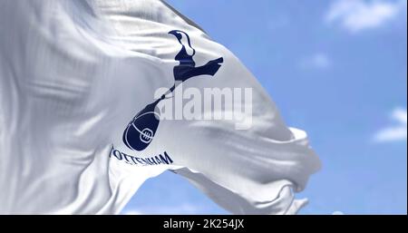 Londres, Royaume-Uni, 2022 mai : le drapeau du Tottenham Hotspur Club agité dans le vent par temps clair. Tottenham Hotspur est un club de football professionnel basé à Banque D'Images