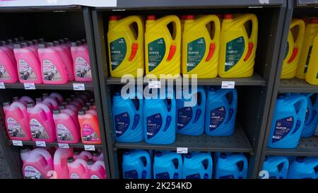 Wroclaw, Pologne - 17 avril 2022 : station-service ORLEN. Produits ORLEN en magasin : lave-glace été et hiver, liquide de refroidissement, liquide de radiateur. Banque D'Images