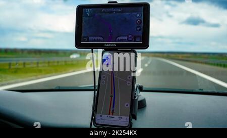 Wroclaw, Pologne - 17 avril 2022 : gros plan de l'utilisation de la navigation GPS dans la voiture Banque D'Images
