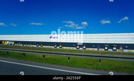 Wroclaw, Pologne - 17 avril 2022: Logistique ID - vue d'un parc logistique avec entrepôt, moyeu de chargement et semi-camions avec remorques de fret debout à Banque D'Images