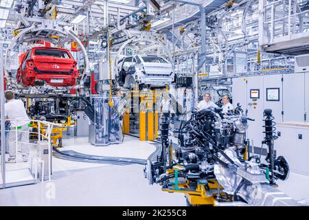 Mlada Boleslav, République Tchèque - 30 mai 2015: Skoda Auto fête ses 120 ans depuis sa création par la Journée portes ouvertes. Montage des voitures sur le convoyeur Banque D'Images