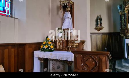 ROSPORT, LUXEMBOURG - 16 AVRIL 2022 : Rosport, Luxembourg - 16 avril 2022 : dans l'église paroissiale de Rosport près du musée Tudor à la frontière entre Banque D'Images