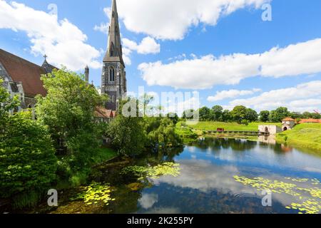 Copenhague, Danemark - 22 juin 2019 : ancienne Citadelle, Kastellet, vue sur le pont et la porte du roi par temps ensoleillé. Église Saint-Alban située dans le port de Nordre to Banque D'Images