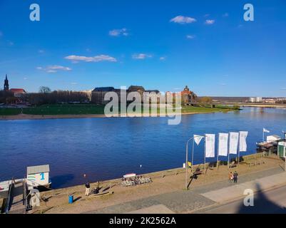 Dresde, Allemagne - 18 avril 2022 : remblai de l'Elbe Banque D'Images