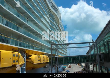 Miami, États-Unis - 29 avril 2022 : Symphony of the Seas est le plus grand navire de croisière, amarré à Miami, États-Unis sur 29 avril 2022 : Banque D'Images