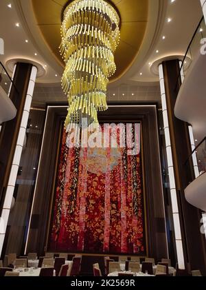 Miami, Etats-Unis - 29 avril 2022: Le restaurant de Symphony of the Seas est le plus grand navire de croisière à Miami, Etats-Unis sur 29 avril 2022 Banque D'Images