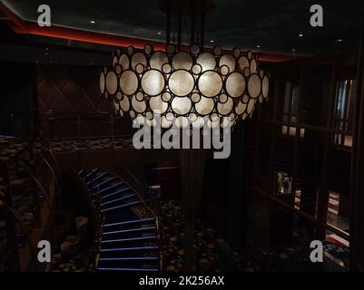 Miami, Etats-Unis - 29 avril 2022: Théâtre à Symphony of the Seas est le plus grand navire de croisière à Miami, Etats-Unis sur 29 avril 2022 Banque D'Images