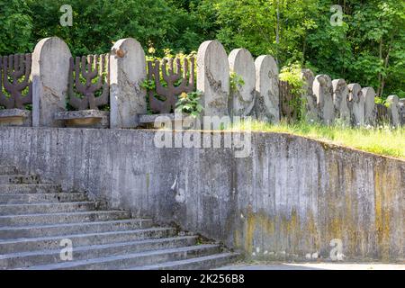 Lublin, Pologne - 24 mai 2022: Nouveau cimetière juif, clôture décorative en forme de menorah juive Banque D'Images