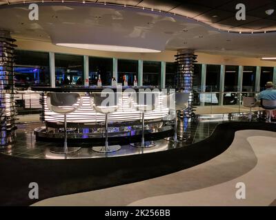 Miami, Etats-Unis - 29 avril 2022: Intérieur du bar Atrium dans le nouveau navire de croisière ou nouveau navire amiral de MSC Seashore, le plus grand navire de croisière construit en lui Banque D'Images