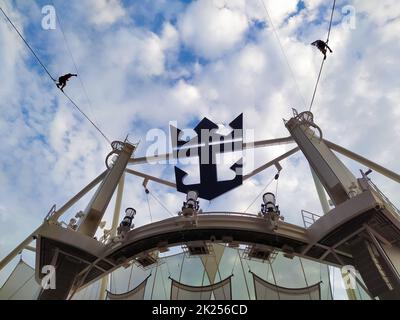 Miami, Etats-Unis - 29 avril 2022: Le divertissement à Symphony of the Seas est le plus grand navire de croisière à Miami, Etats-Unis sur 29 avril 2022 Banque D'Images