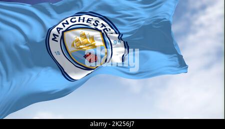 Manchester, Royaume-Uni, 2022 mai : le drapeau du Manchester City football Club agité dans le vent par temps clair. Manchester F.C. est un club de football professionnel Banque D'Images