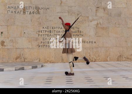 ATHÈNES, GRÈCE - MAI 06 2022: Gardes cérémoniels présidentiels - Evzones à la tombe du Soldat inconnu devant le Parlement grec, Athènes, GR Banque D'Images
