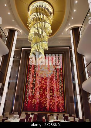 Miami, Etats-Unis - 29 avril 2022: Le restaurant de Symphony of the Seas est le plus grand navire de croisière à Miami, Etats-Unis sur 29 avril 2022 Banque D'Images