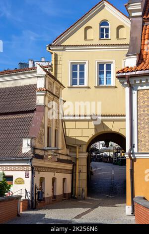 Lublin, Pologne - 24 mai 2022 : maisons de tenement colorées et porte de Grodzka, vestiges des murs défensifs. Il a également été appelé la porte juive parce que moi Banque D'Images