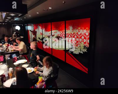 Miami, Etats-Unis - 29 avril 2022: Le restaurant de Symphony of the Seas est le plus grand navire de croisière à Miami, Etats-Unis sur 29 avril 2022 Banque D'Images