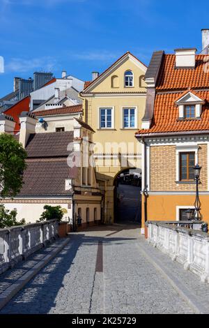 Lublin, Pologne - 24 mai 2022 : maisons de tenement colorées et porte de Grodzka, vestiges des murs défensifs. Il a également été appelé la porte juive parce que moi Banque D'Images