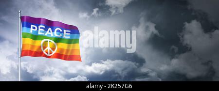 Drapeau de la paix arc-en-ciel sur un ciel nuageux, rendu tridimensionnel Banque D'Images