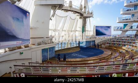 Miami, Etats-Unis - 29 avril 2022: Le divertissement à Symphony of the Seas est le plus grand navire de croisière à Miami, Etats-Unis sur 29 avril 2022 Banque D'Images