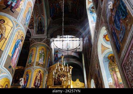 Kolomna, Russie - 11 juin 2022: Rayons de soleil de la fenêtre en Assomption (Uspenskiy) cathédrale du Kremlin de Kolomna dans la vieille ville de Kolomna Banque D'Images