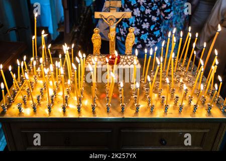 Kolomna, Russie - 11 juin 2022 : bougies allumées dans la cathédrale de l'Assomption (Uspenskiy) du Kremlin de Kolomna dans la vieille ville de Kolomna Banque D'Images
