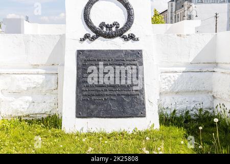 Kolomna, Russie - 10 juin 2022 : plaque commémorative de l'obélisque en mémoire des victimes de deux révolutions sur le site de la tombe de masse sur la place des deux révolutions Banque D'Images