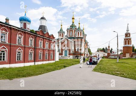 Kolomna, Russie - 11 juin 2022: Touristes à l'intérieur du monastère d'Uspensky Brusensky dans le Kremlin de Kolomna dans la vieille ville de Kolomna le jour d'été ensoleillé Banque D'Images
