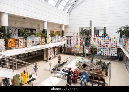 Kolomna, Russie - 11 juin 2022 : quilt en patchwork décoré dans un hall au centre de patinage de vitesse de Kolomna Banque D'Images