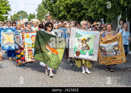 Kolomna, Russie - 11 juin 2022: Procession de maîtres avec des courtepointes faites à la main pendant le Festival international de patchwork l'âme de Russie à Kolomna Kre Banque D'Images