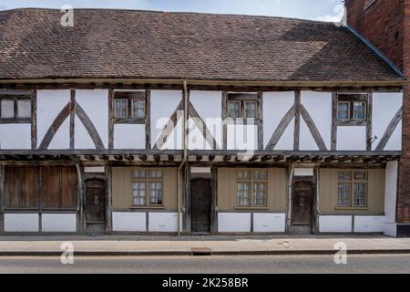 Tewkesbury, Royaume-Uni, mai 2022 - anciens chalets de pelouse à pans de bois datant de 1410, dans la ville de marché de Tewkesbury à Gloucestershire, Angleterre, Royaume-Uni Banque D'Images