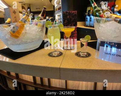 Miami, Etats-Unis - 29 avril 2022: Intérieur du bar à l'Atrium dans le nouveau navire de croisière ou nouveau navire amiral de MSC Seashore, le plus grand navire de croisière construit Banque D'Images