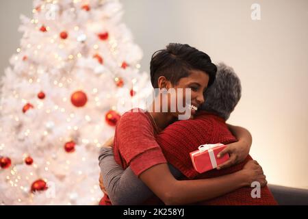 J'adore. Une femme âgée recevant un câlin de sa fille à Noël Banque D'Images